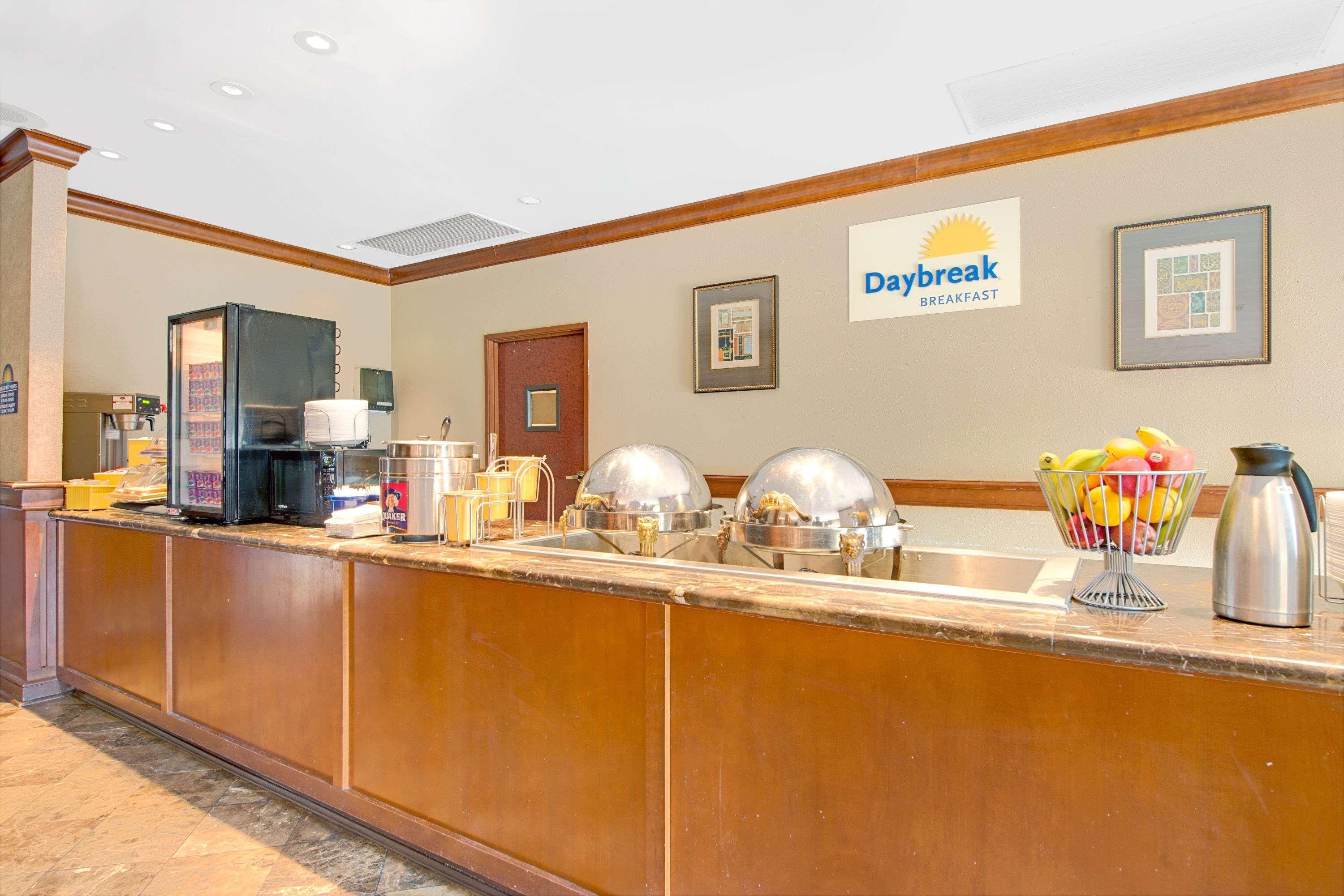 Days Inn By Wyndham St. Louis/Westport Mo Меріленд-Гайтс Екстер'єр фото